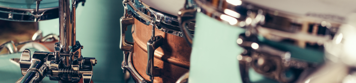 Nahaufnahme eines Drumsets fokusiert auf die Snare Drum